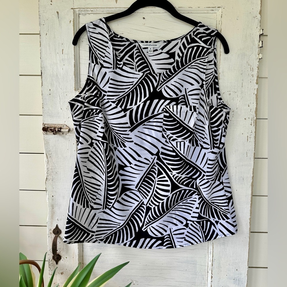 CROFT & BARROW, WOMENS, SLEEVELESS, TANK TOP. BLACK AND WHITE PALM PRINT. SIZE M